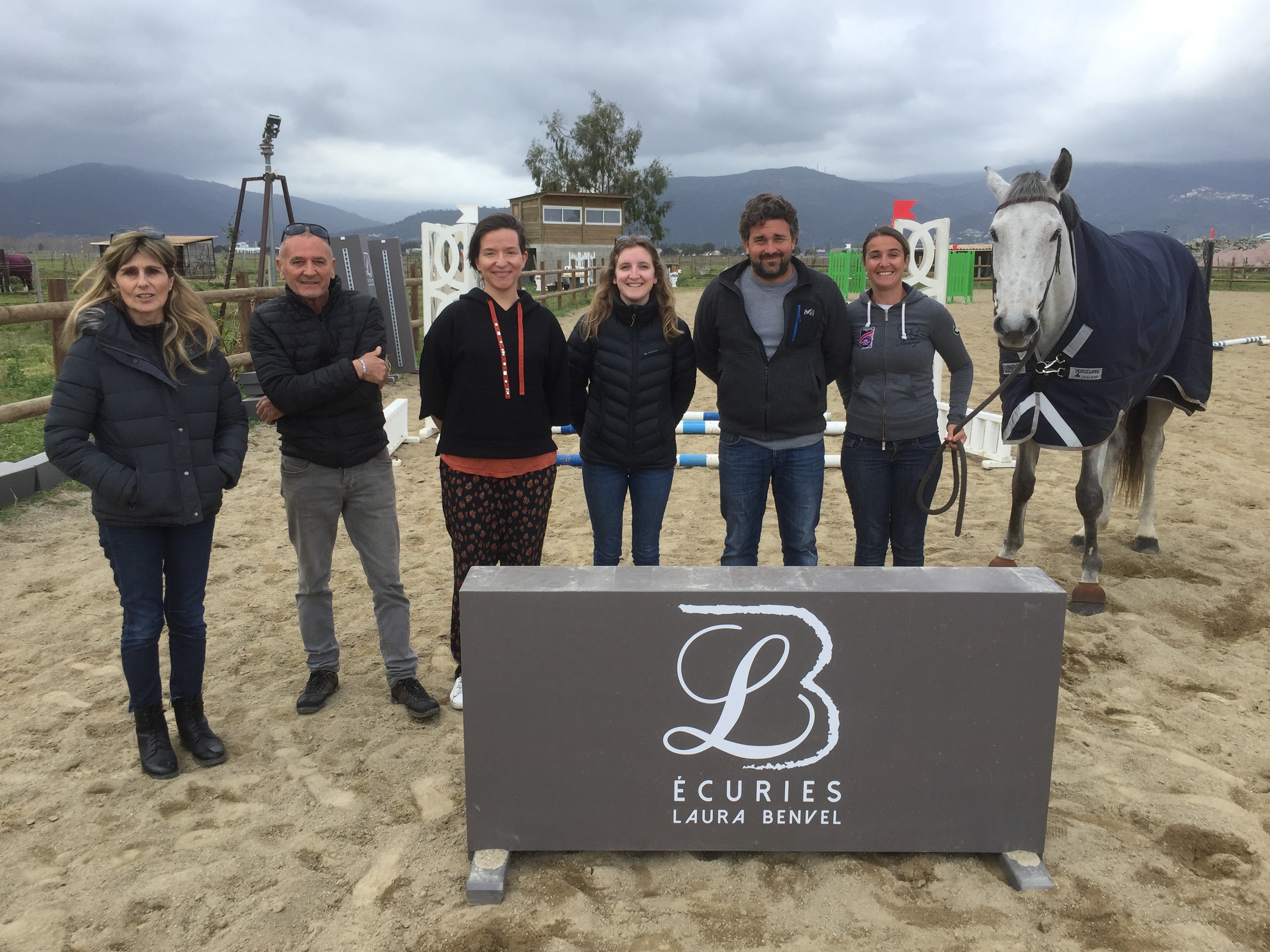 Anne de Sainte Marie, 3ème à partir de la gauche, à la rencontre de l'équitation insulaire