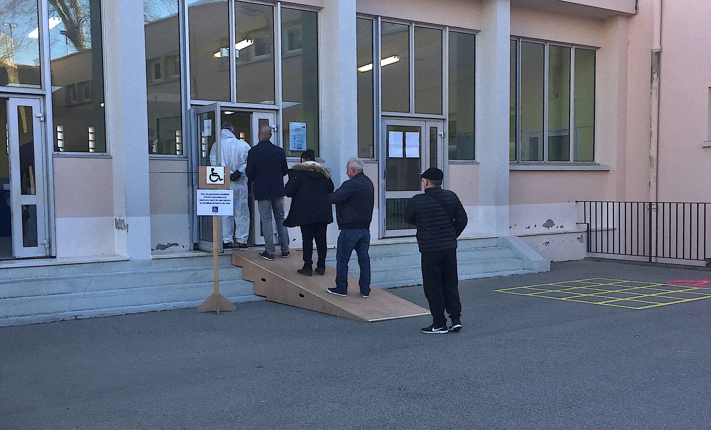 Du monde à l'ouverture des bureaux de vote à Bastia