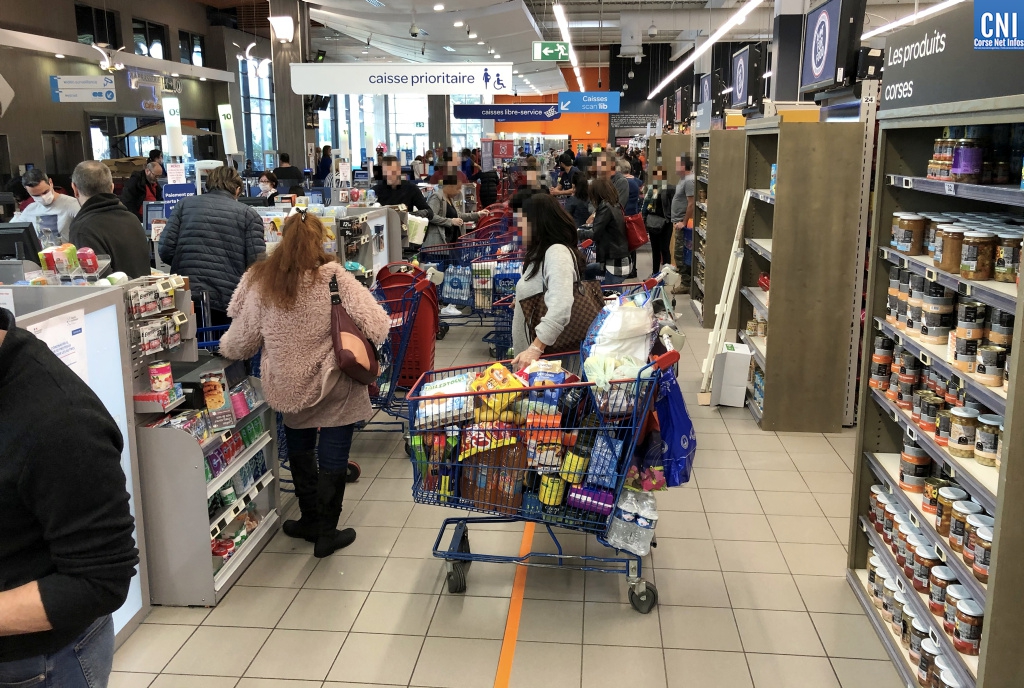 Malgré la grande fréquentation, les gens peinent à respecter les distances de sécurité dans les supermarchés (Photo : Michel Luccioni)