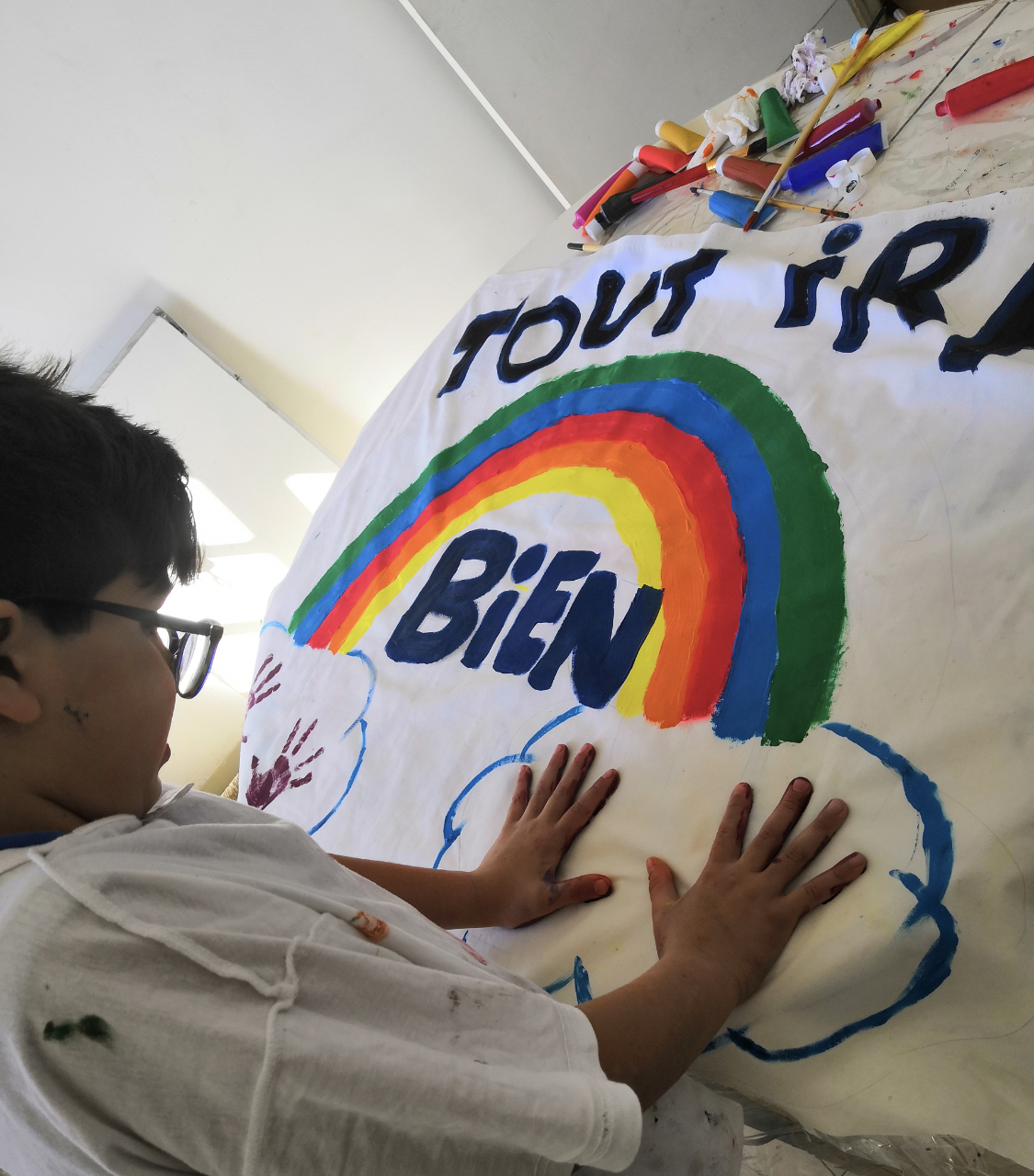 Photo Elisabeth Araya de Calvi qui lance une idée : de faire faire aux enfants des dessins “tout ira bien” pour ensuite les accrocher à nos fenêtres. Un message positif et d’espoir. Merci Elisabet