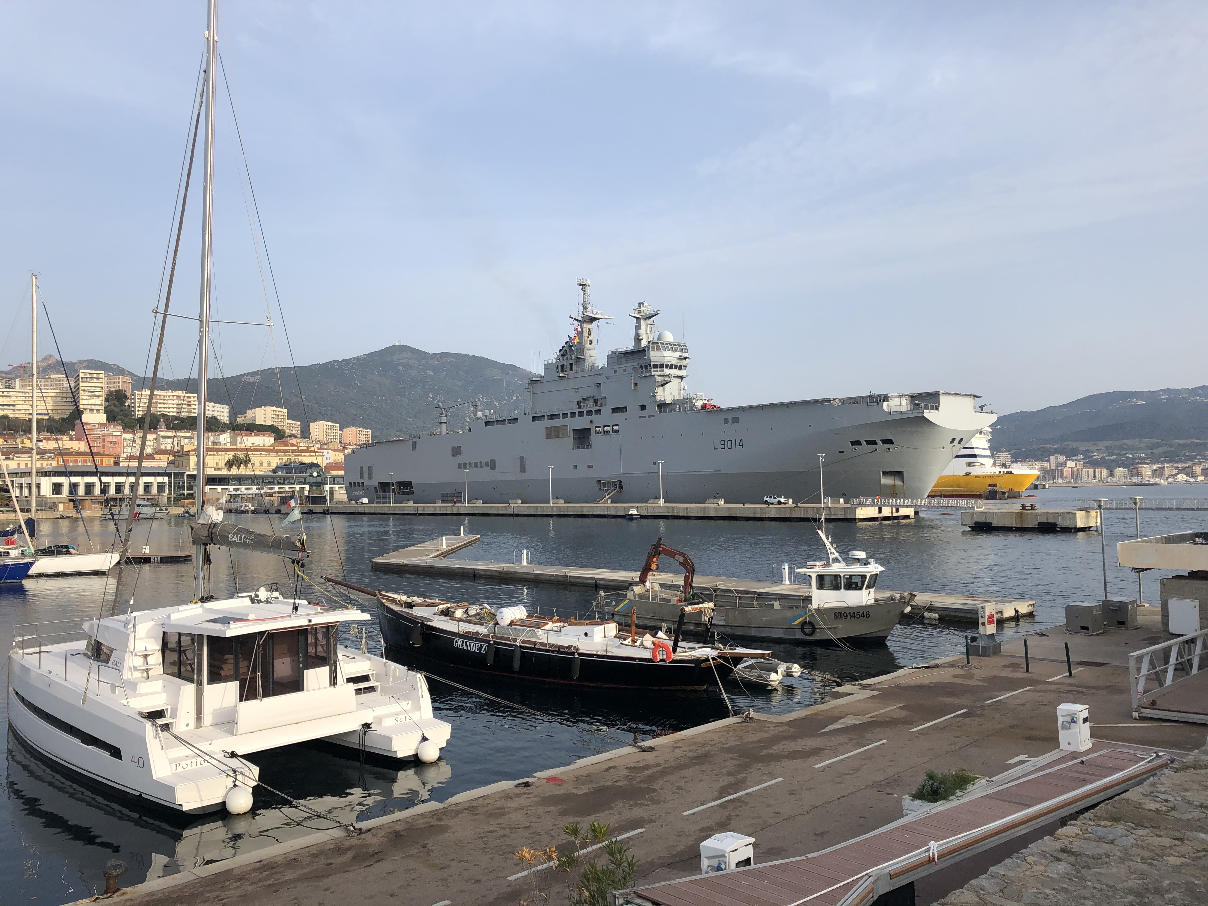 Coronavirus : le "Tonnerre" est arrivé à Ajaccio pour évacuer des malades