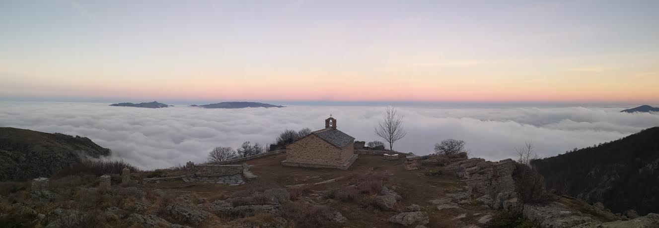 La photo du jour : La chapelle Sant'Eliseu au-dessus des nuages
