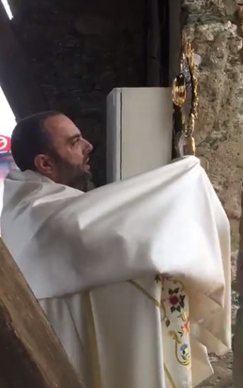 Le Père Georges Nicoli prie au quoditien en direct sur son FB à l'intention des fidèles.