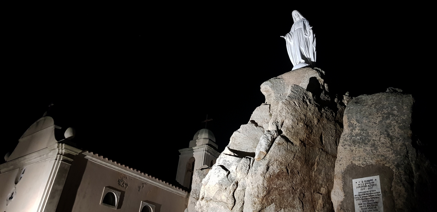 La statue de Notre-Dame de la Serra et sa chapelle visibles de nuit
