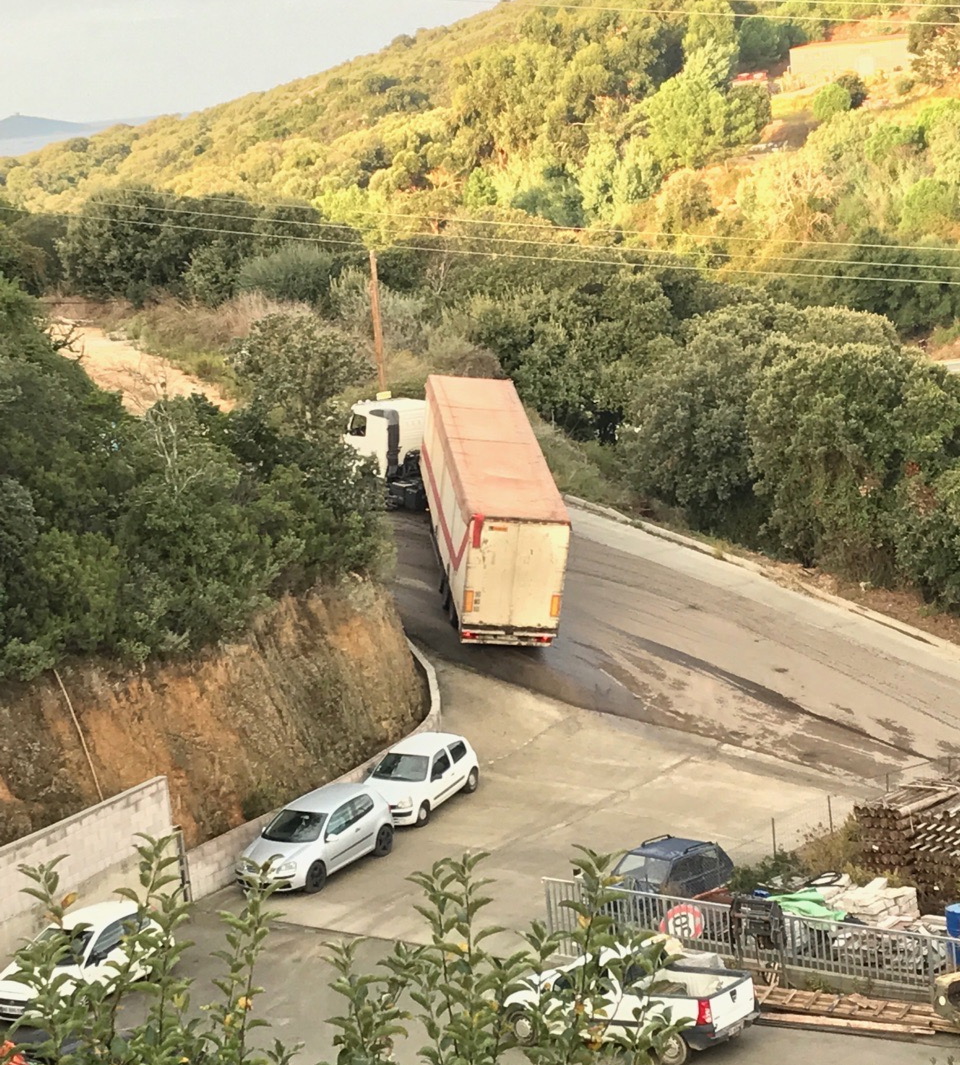 Un camion peinant à grimper la pente de la la route de Teparella déverse des lixivats.