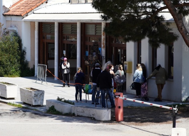 Nombreux étaient ceux cet après-midi à solliciter une aide alimentaire