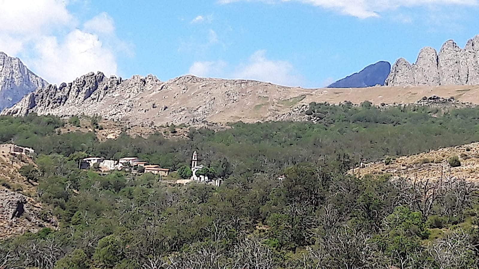 La photo du jour : Poghju-di-Lozzi, son clocher, le Paglia Orba, et les Cinque Frati