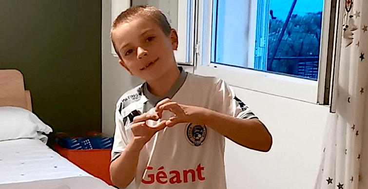 VIDEO - Confinement : Quand sonne 20 heures, le petit footballeur…