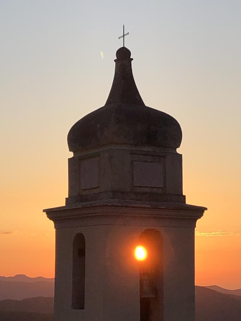 La photo du jour : Le soleil à travers le clocher de l’église d'Urtaca