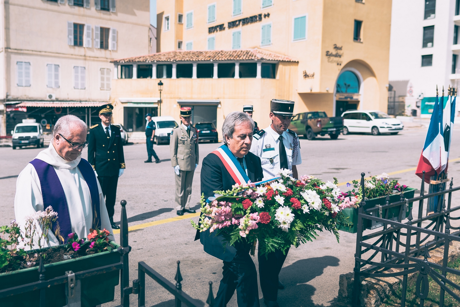 Dépot de gerbe par Ange Santini Photos Eyefinity Prod