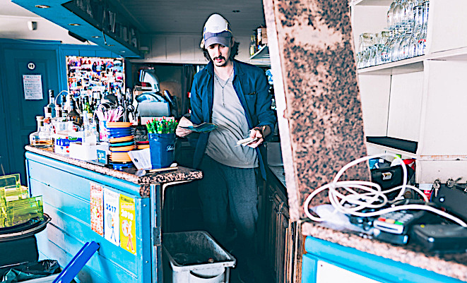 Au bar de la Tour on s'active Photos Eyefinity Prod