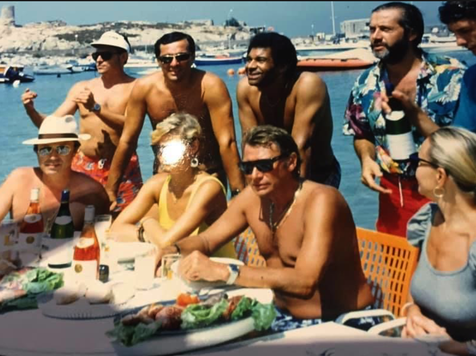 Sur la plage de la gare, Gérard Antonelli (chemise à fleurs, barbu) avait organisé un repas les pieds dans l'eau pour Johnny Hallyday (Collection GGuizol)