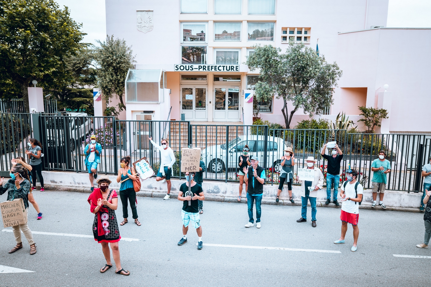 Les manifestants devant la sous-préfecture de Calvi (Reportage photos Eyeinfinity Prod)