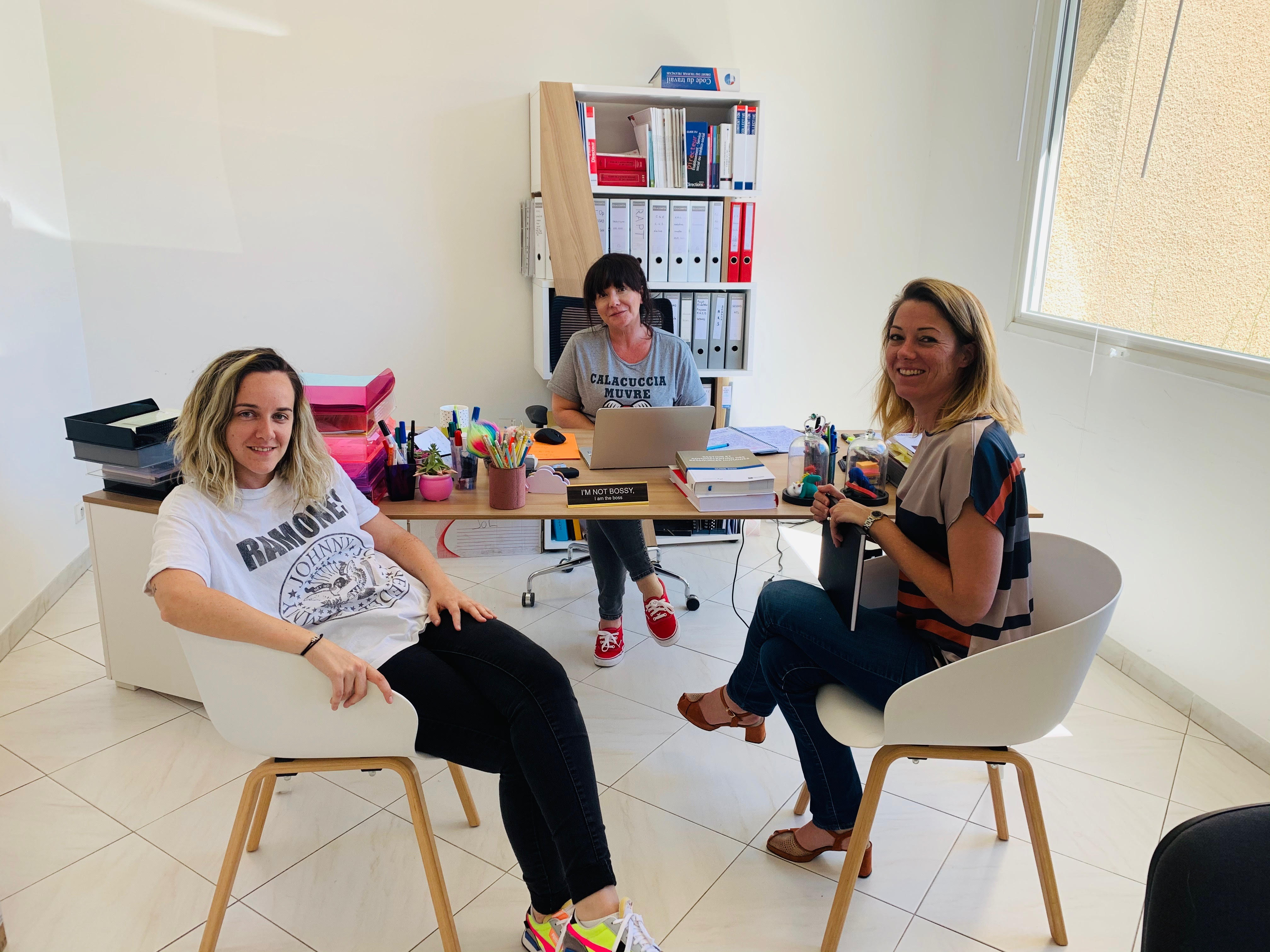 Julie LE BERRE, Neuropsychologue et Chef de service du Dispositif d'Emploi Accompagné; Catherine GERONIMI, directrice des services d'Espoir Autisme Corse; Maude VINCENT, Chef de service du SESSAD