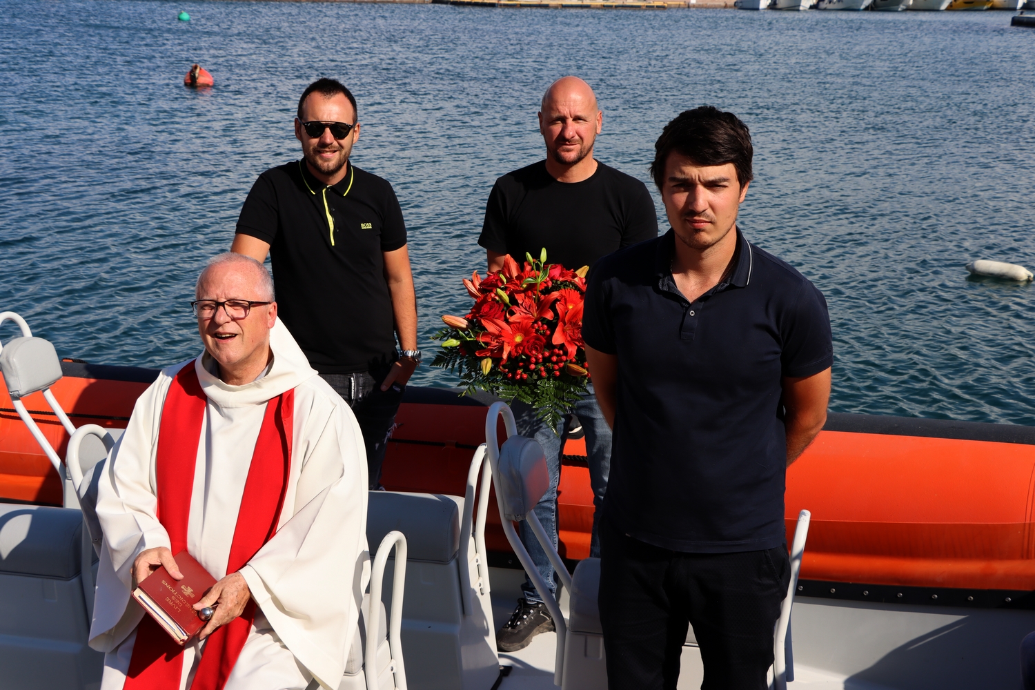 L'archiprêtre Ange Michel Valery entouré de trois confrères en civil