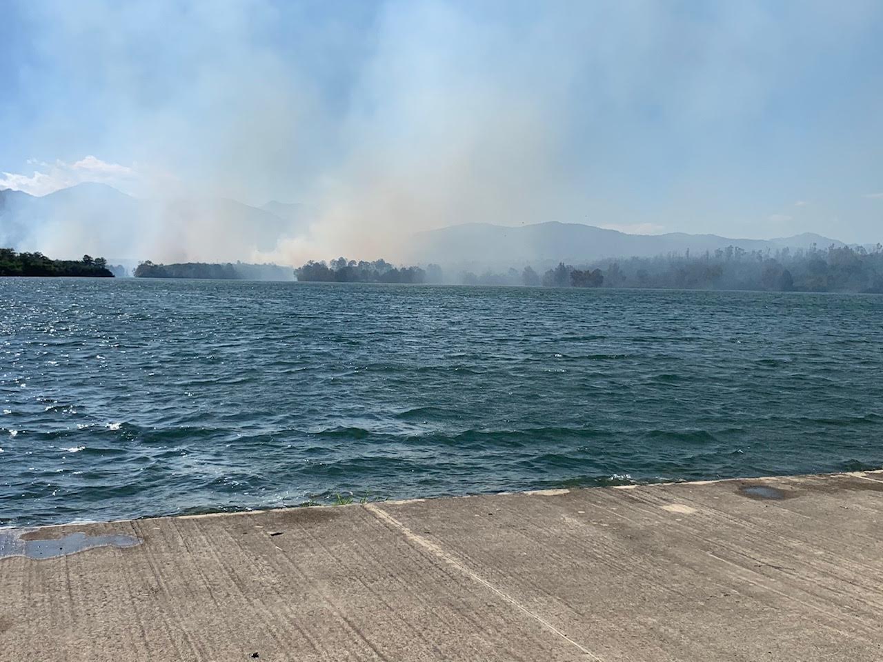 L'incendie proche du barrage d'Alzitone (Twitter S. Luciani)