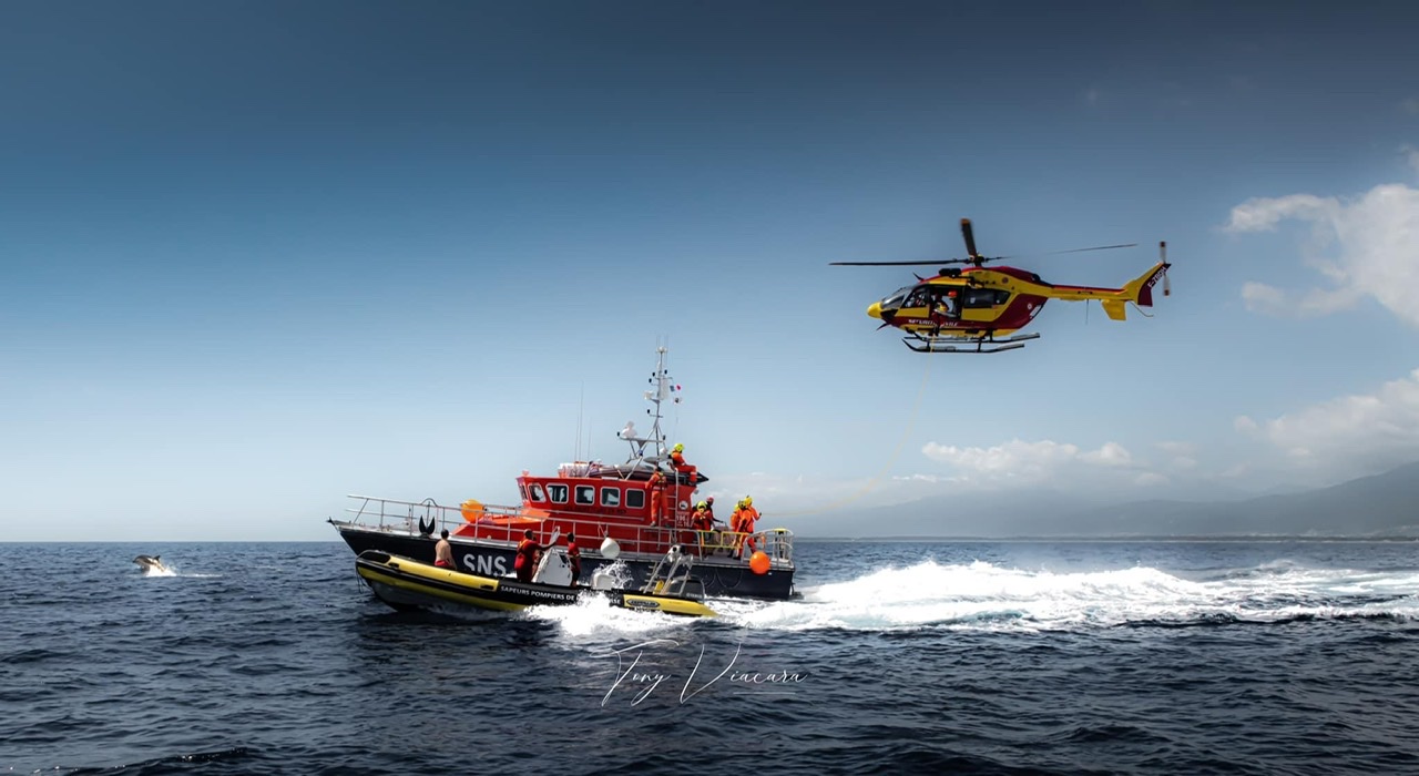 Les bénévoles de la SNSM de Bastia (ici lors d'un excercice avec la Sécurité Civile) ont rendu hommage ce dimanche à 3 bénévoles bretons disparus en mer il y a un an, lors d'une mission de sauvetage. Photo T.Viacara