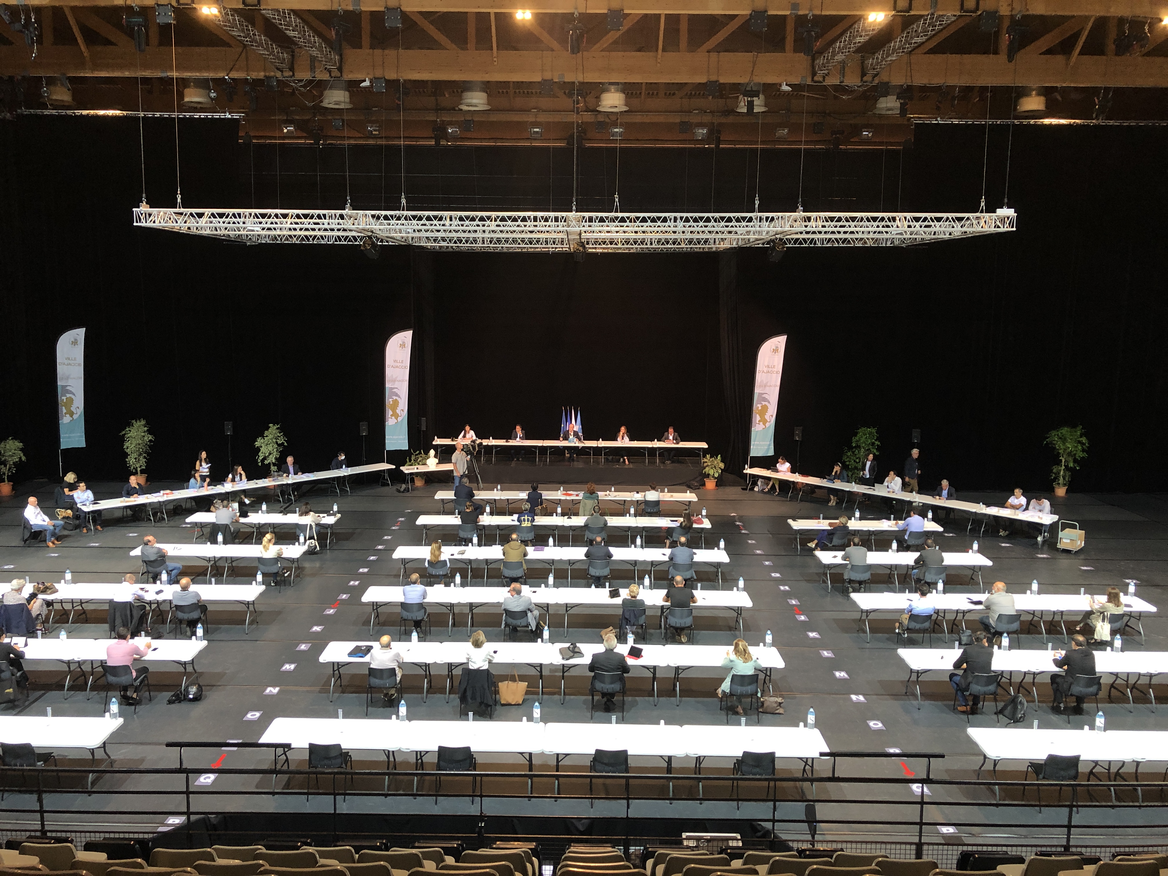 Premier conseil municipal à Ajaccio, entre affaires courantes et violences dénoncées