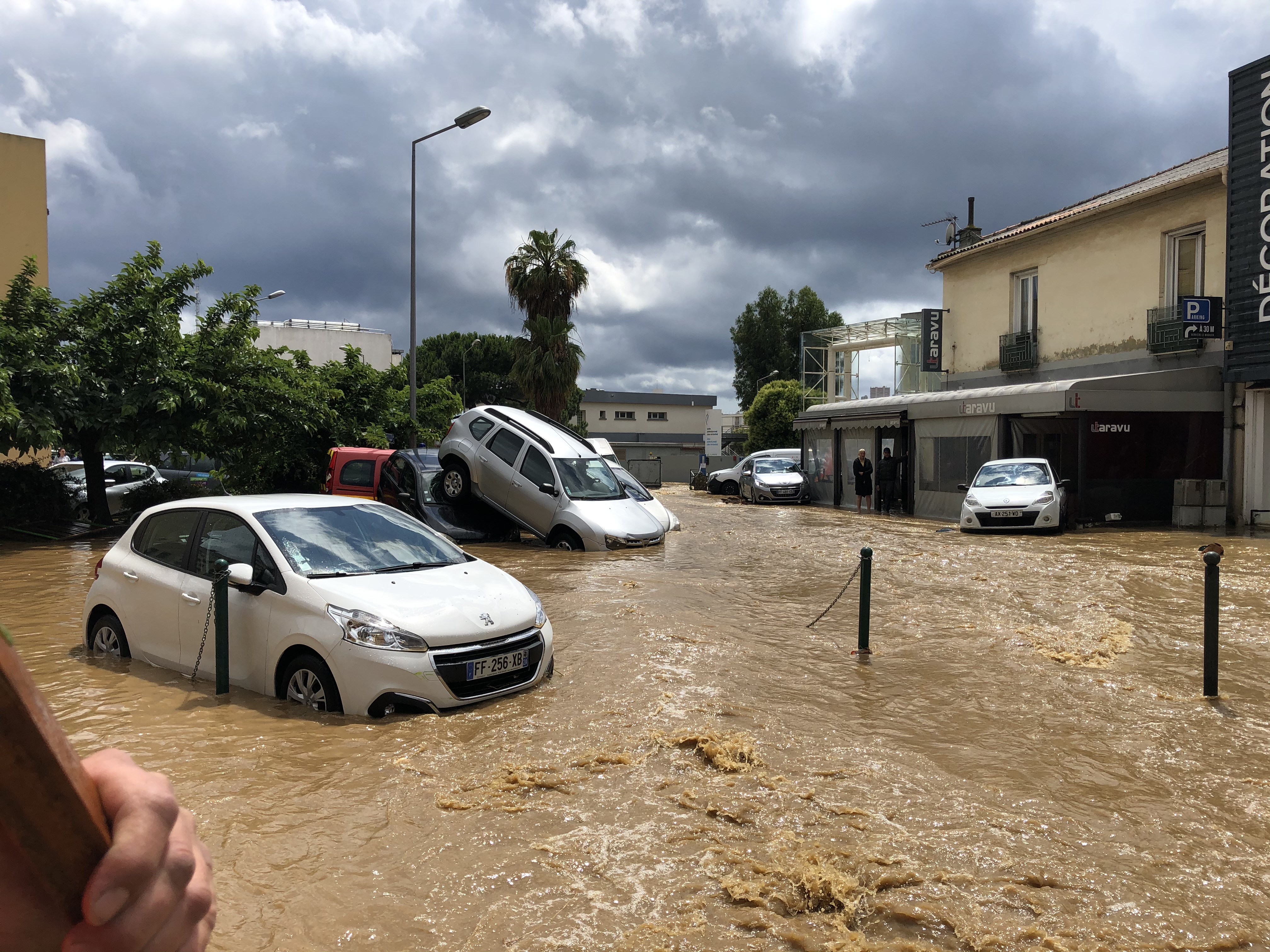PHOTOS - Inondations à Ajaccio : des personnes bloquées dans leurs véhicules