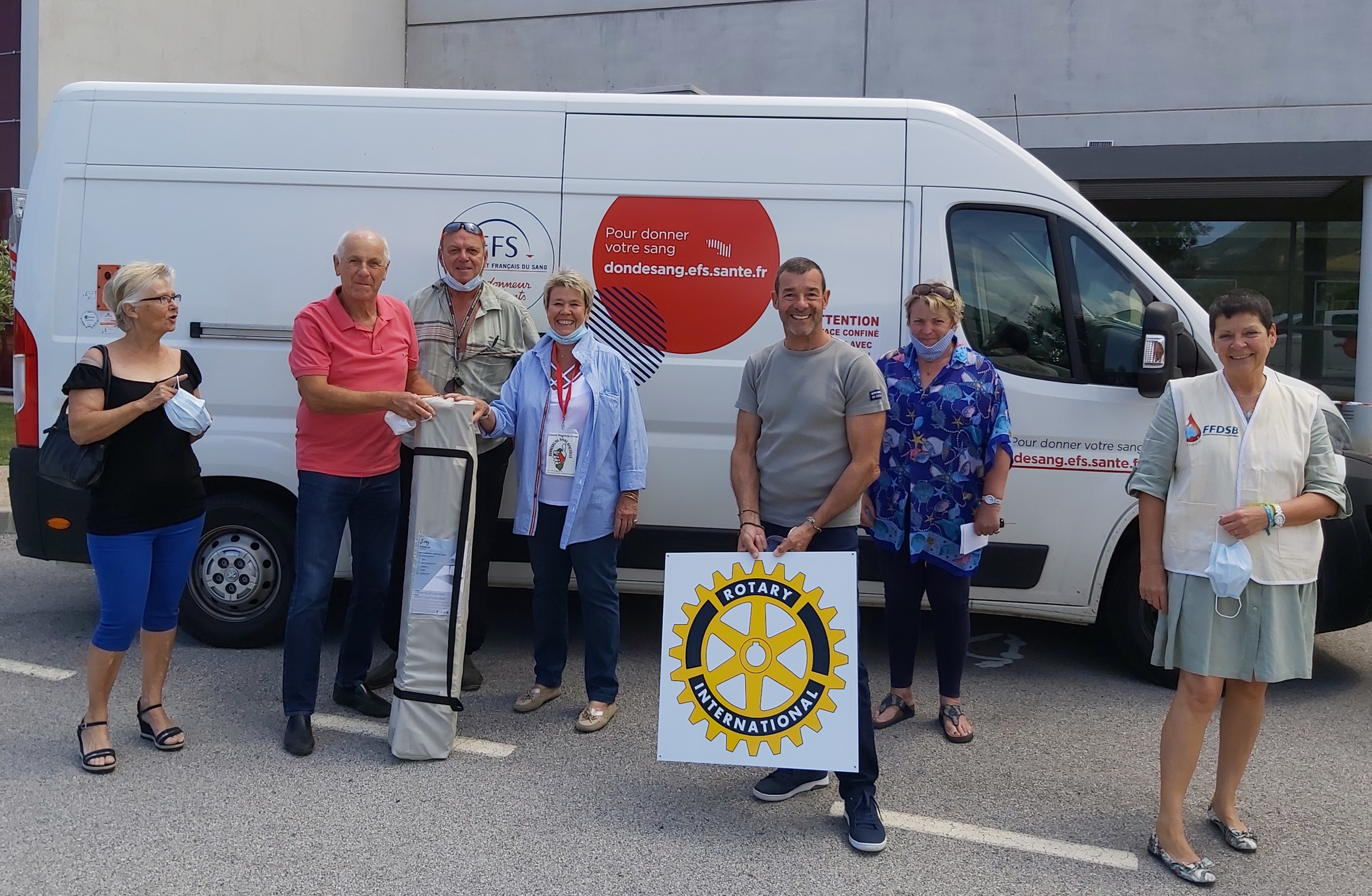 Le Rotary Calvi-Balagne offre une tonnelle mobile à l'association des Donneurs de Sang Bénévoles