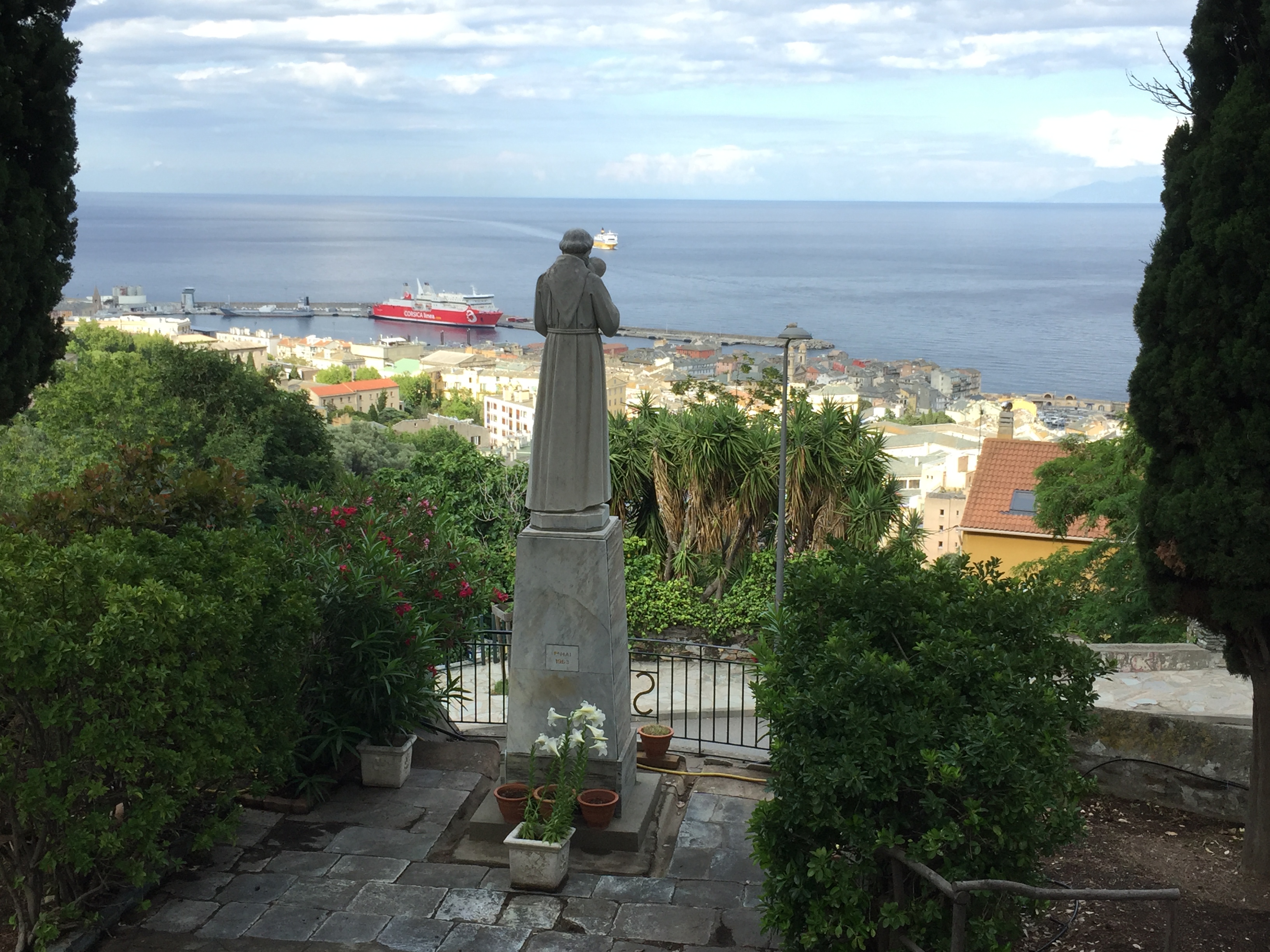 Sur les hauteurs de la ville, St Antoine veille sur Bastia.
