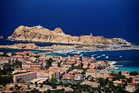 L'Ile-Rousse avec en toile de fond les îles de la Pietra