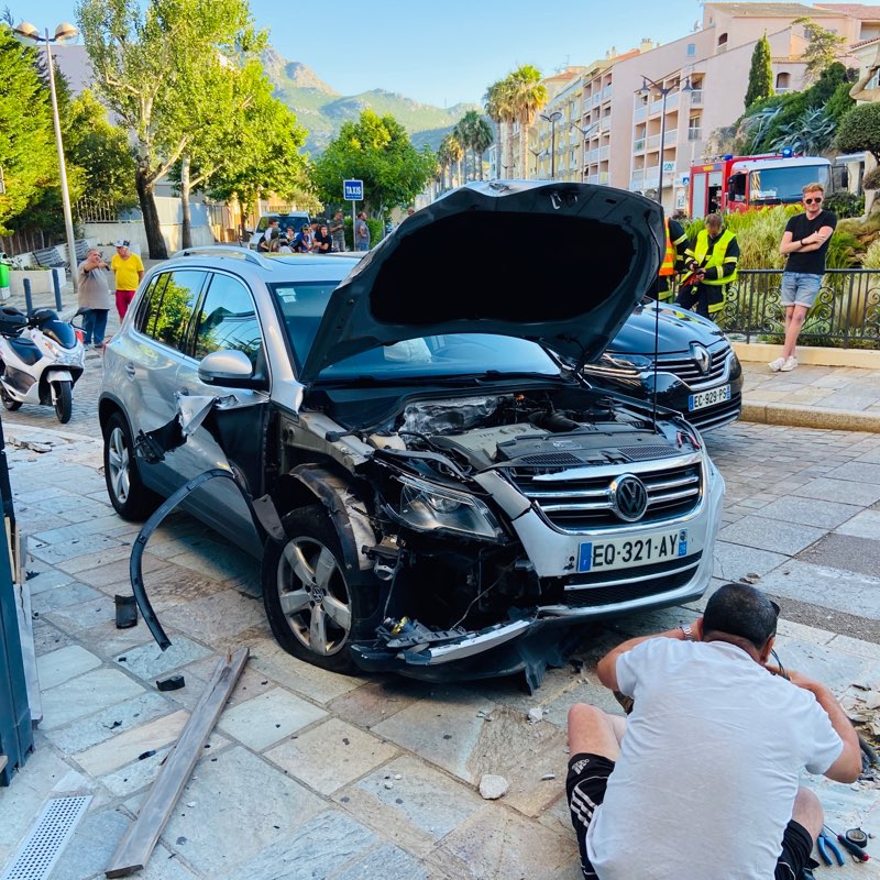 Spectaculaire accident dans le centre-ville de Calvi