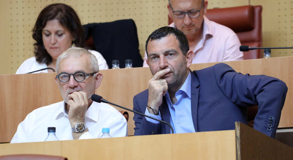 Jean-Charles Orsucci, maire de Bonifacio et président du groupe Anda Per Dumane à l'Assemblée de Corse, entouré des membres de son groupe. Photo Michel Luccioni.