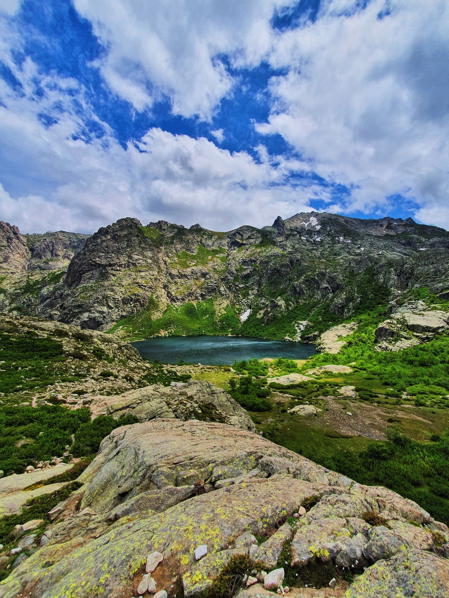 La photo du jour : le lac de Melu dans un écrin de verdure
