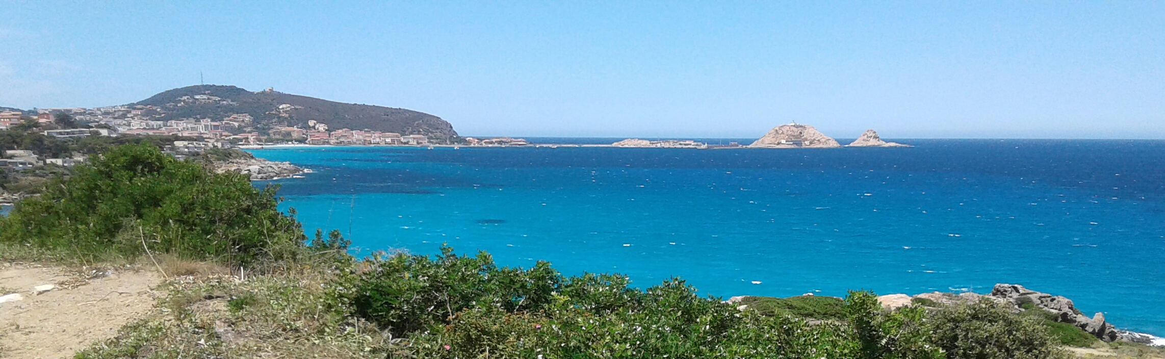 Les différents Bleus de la mer devant l ile de la Pietra et Lisula Rossa (Bernard Lorriaux)