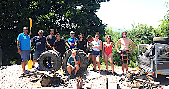 Retour à la base des jeunes de Mare Vivu, chargés de « trésors » (Crédits: Jean-Baptiste Andreani / ©Olmu Productions)
