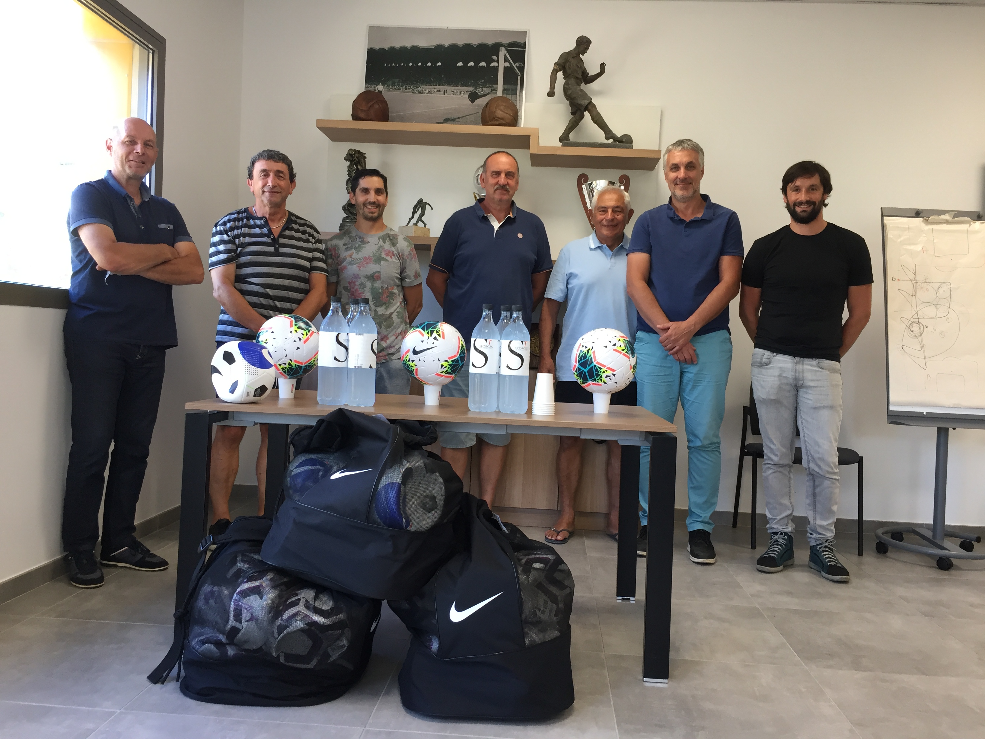 Dominique Basteri, 2ème en partant de la gauche, et les dirigeants de la LCF, ont commencé à remettre les ballons aux clubs. Ici Pieve di Lota, AS Furiani-Agliani et Bastia Agglo Futsal.