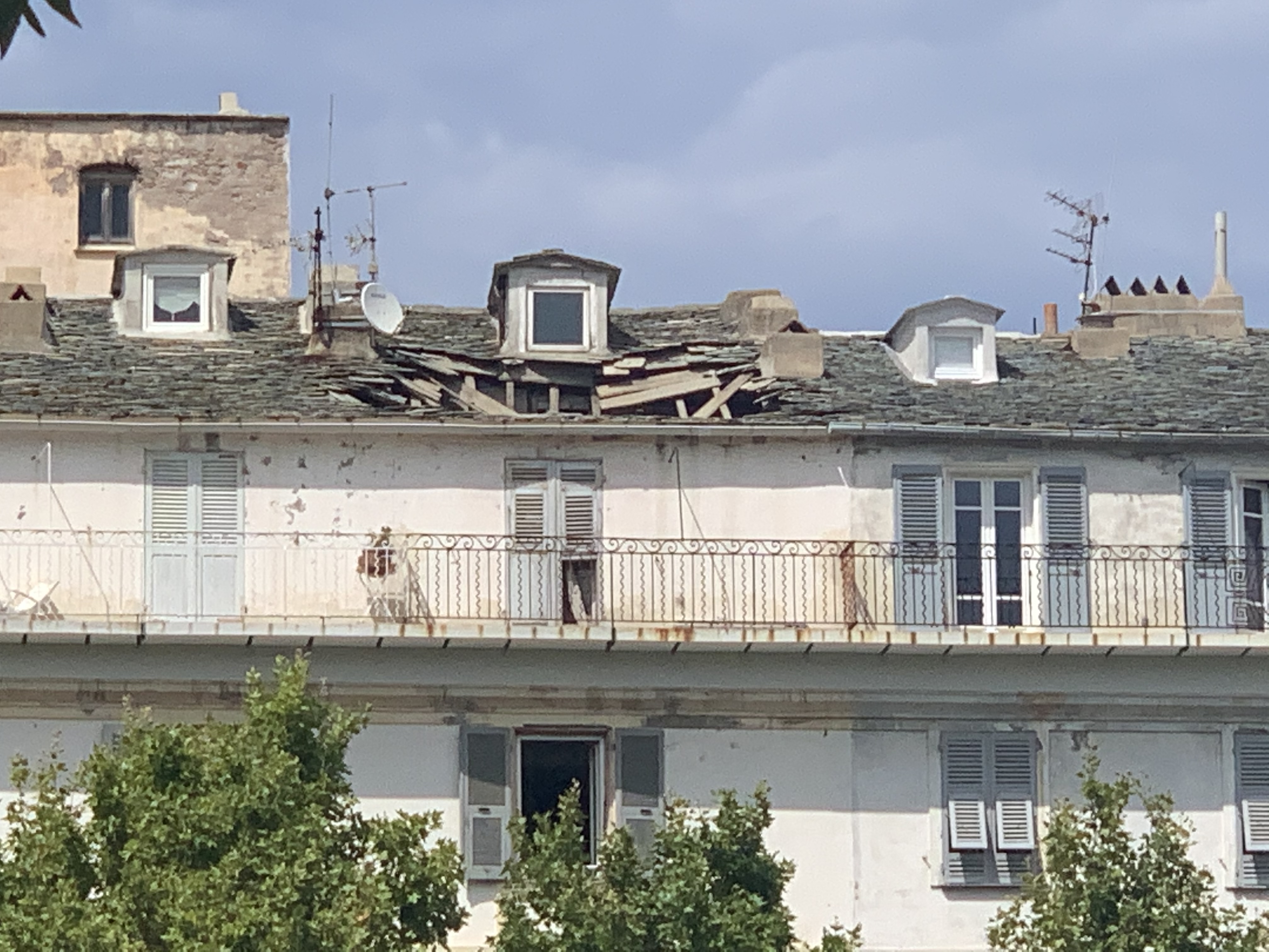 Bastia : le toit d'un immeuble du centre-ville s'effondre