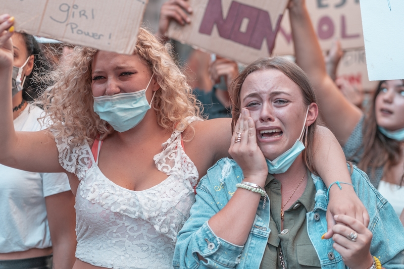 Certaines n'ont pu retenir leurs larmes et crier leur colère (Reportages photographiques Eyefinity Prod/Kevin Guizol
