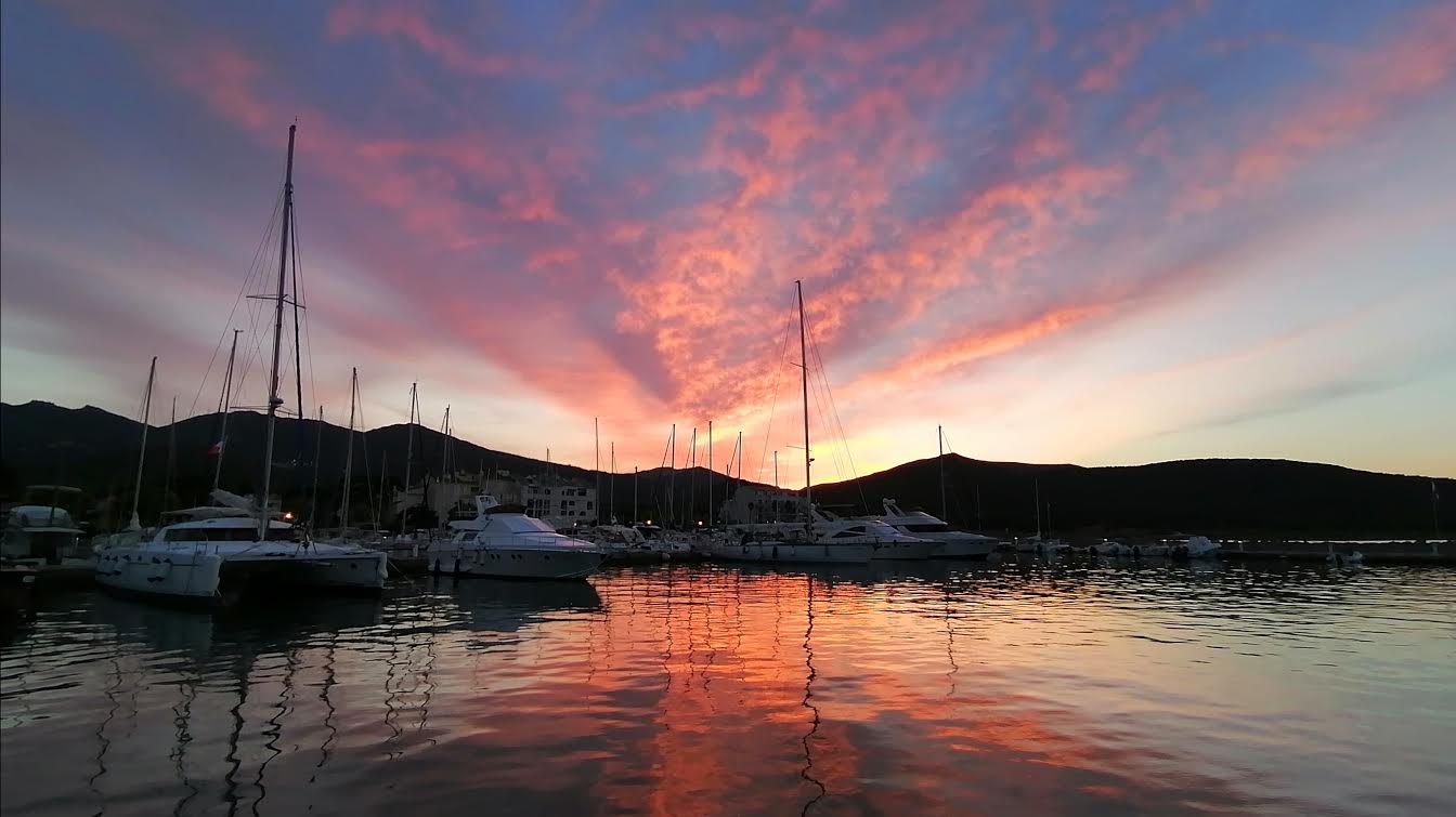 La photo du jour : quand la nuit tombe sur le port de Macinaggio
