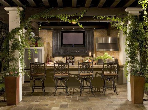 Covid-19 : "Pas de fermeture généralisée des bars en Corse"