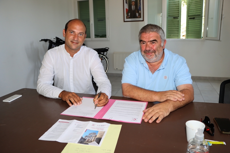 Signature de la convention par Barthélèmy Colombani, délégué régional de la Fondation Patrimoine de Corse