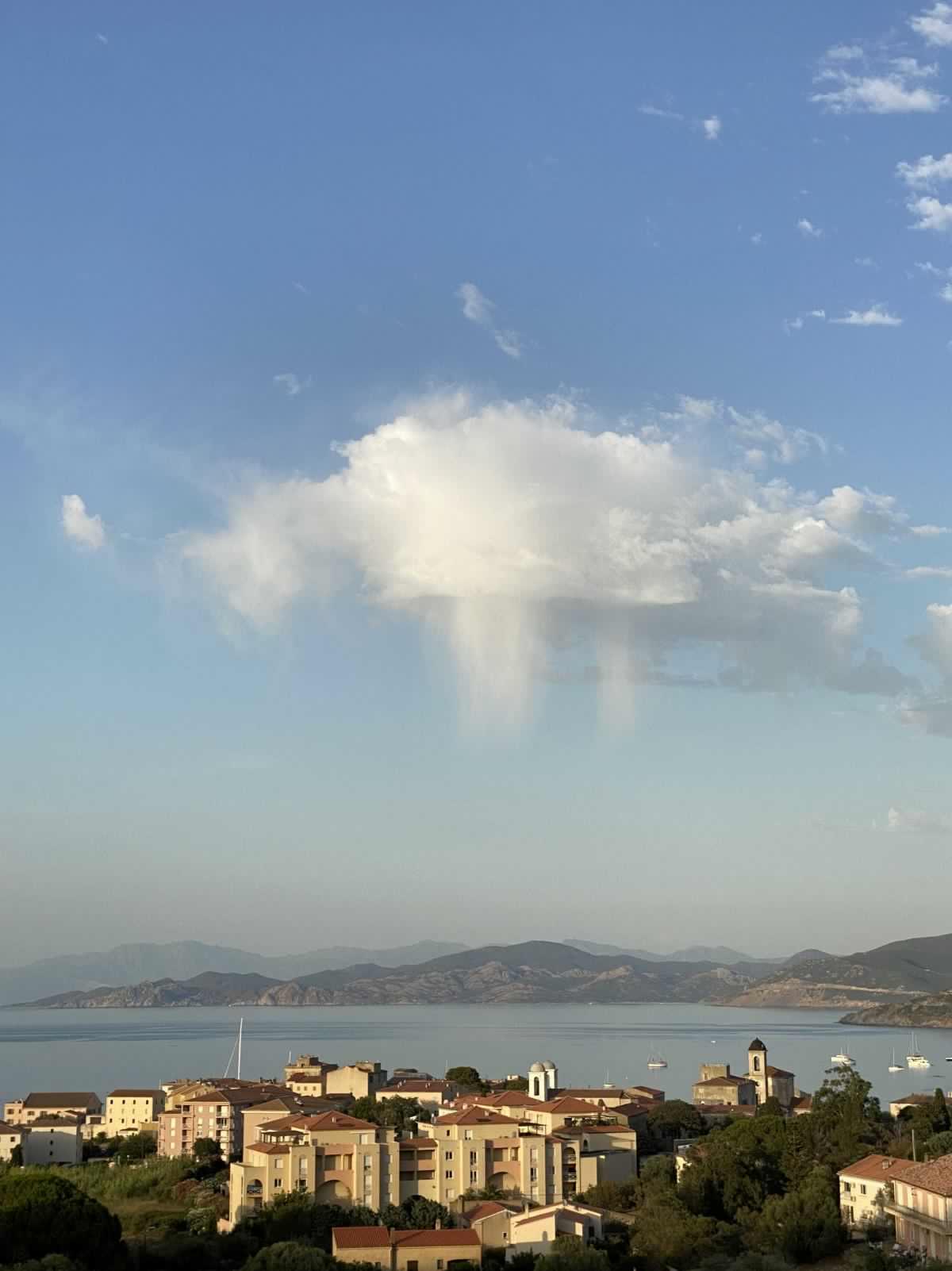 Nuage méduse au dessus de L’Isula (Joséphine Lemaire)