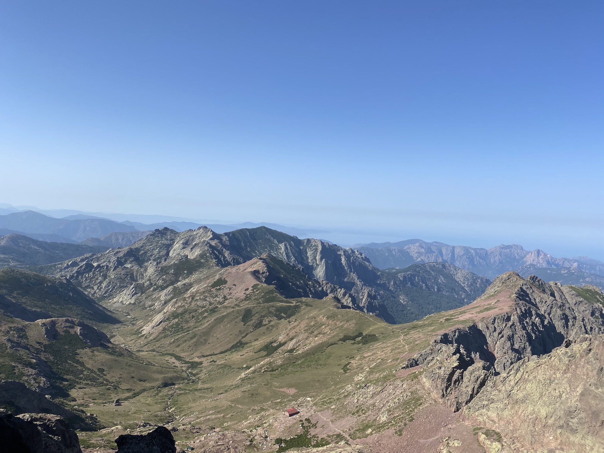 Le refuge de ciottulu di i Mori et la haute vallée du Golu depuis la Paglia Orba (Photo Jean-Noël Costa)