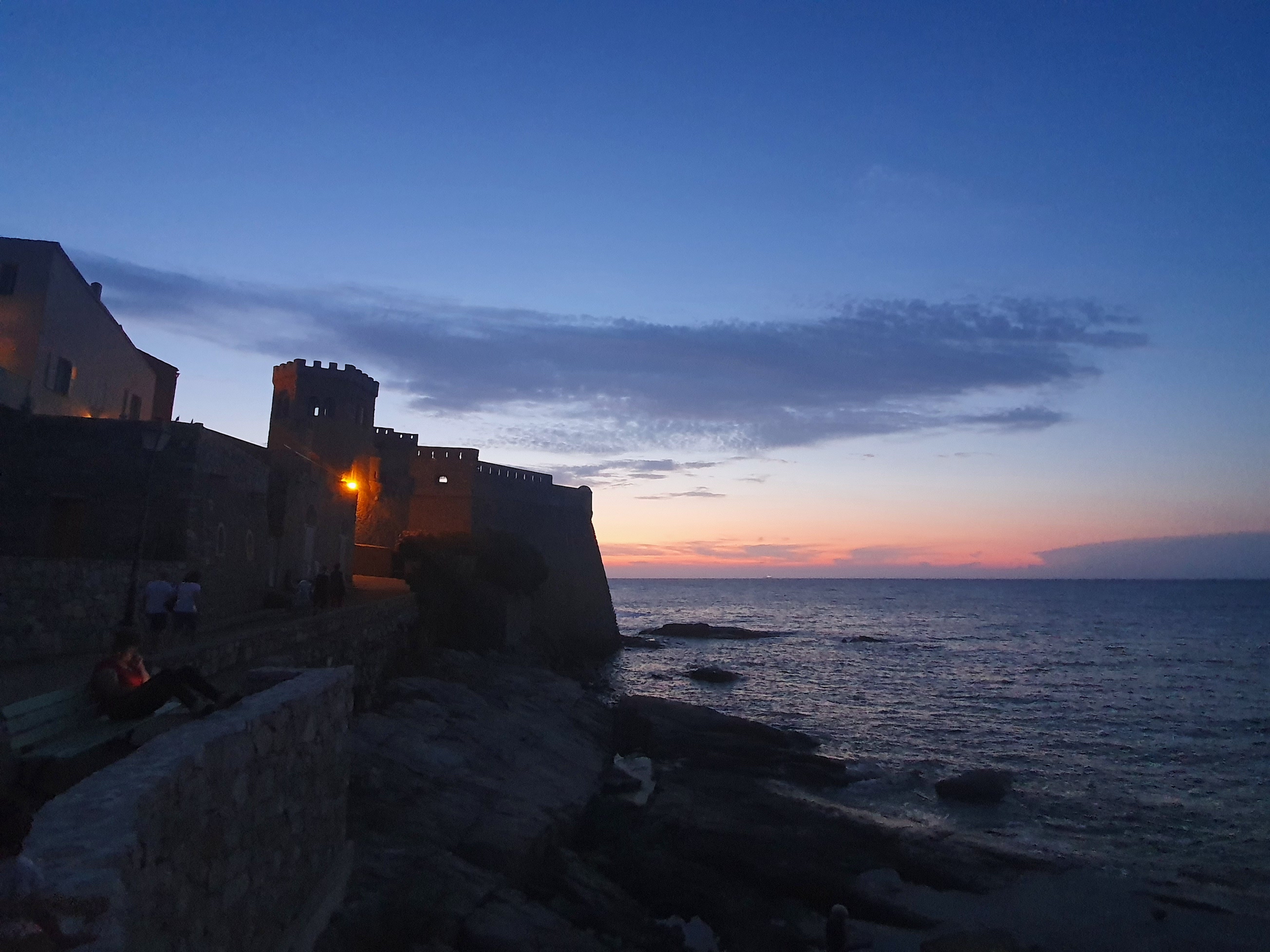 La photo du jour : coucher de soleil sur le château d'Algajola