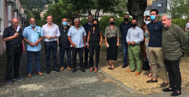 Don Georges Gianni, entouré de ses alliés, notamment le maire d'Ajaccio, Laurent Marcangeli, et les représentants de la CAPA.