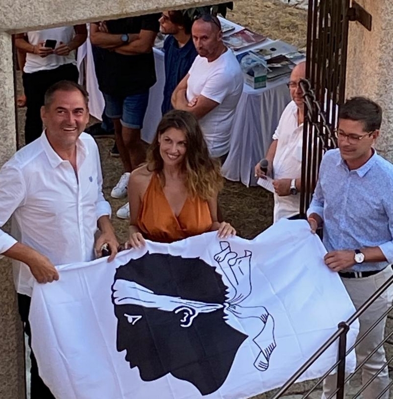 Laetitia Casta entourée du Maire Etienne Suzzoni et du Sous-Préfet Florent Farge