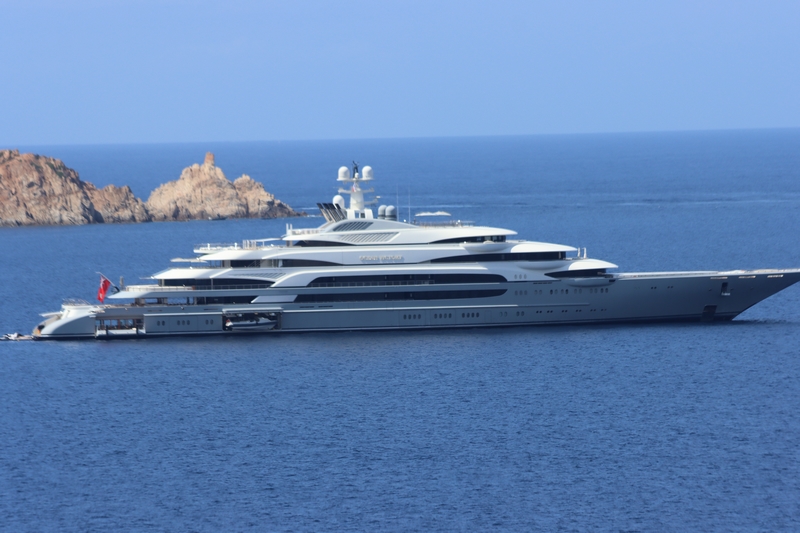 L'"Ocean Victory" au mouillage à la Pointe de la Revellata