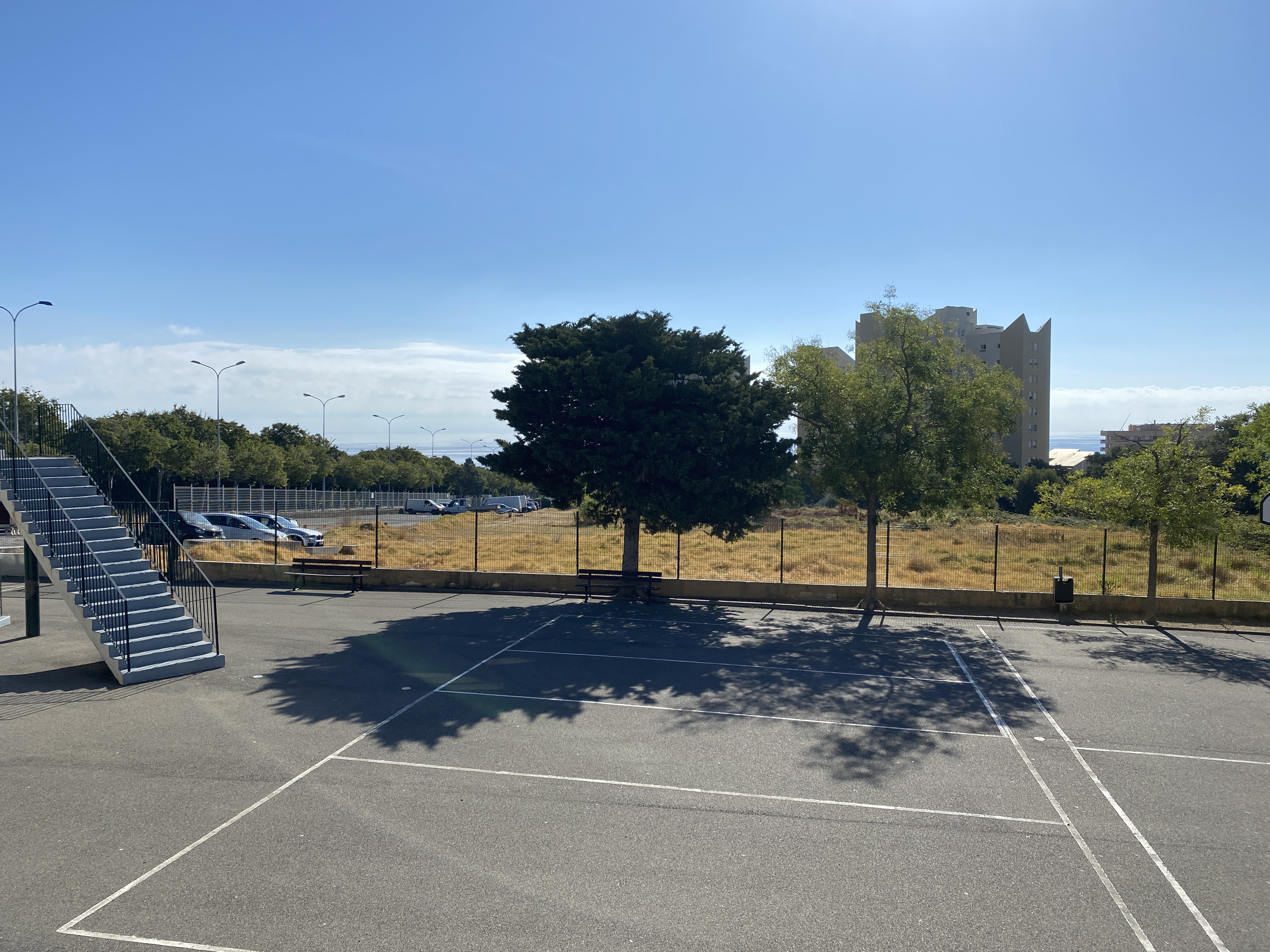 Derrière la cours sera construit le jardin partagé et le nouveau restaurant scolaire.