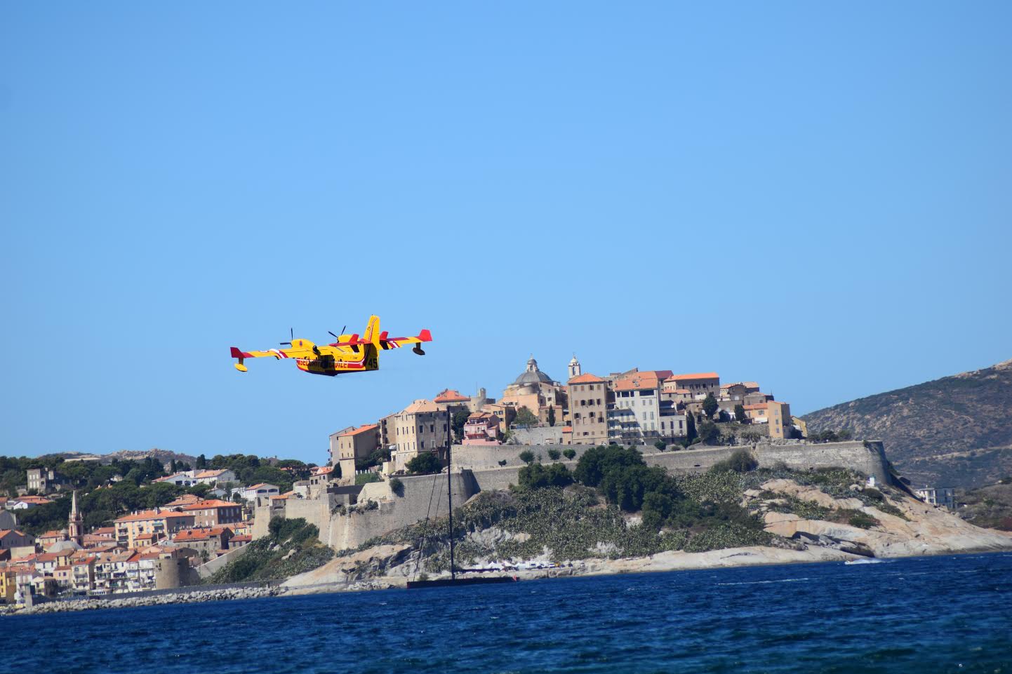 La photo du jour : Canadair au-dessus de Calvi
