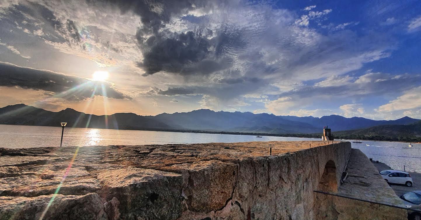 La photo du jour : le Montegrossu vu du port de Calvi