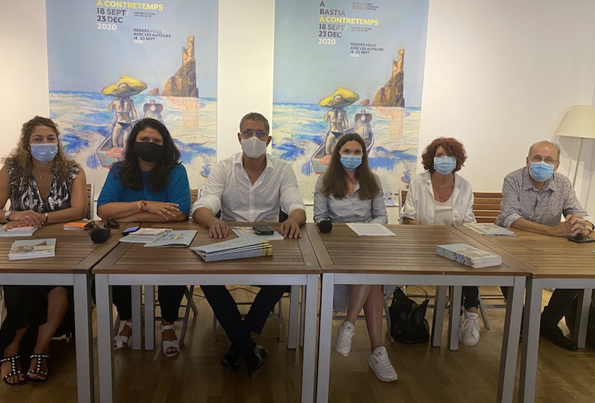 Juana Macari, organisatrice du festival de la BD aux côtés du maire de Bastia, Pierre Savelli et de plusieurs de ses adjoints.