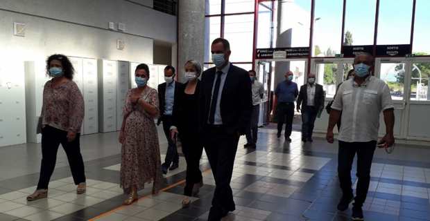 Josepha Giacometti aux côtés du président de l'Exécutif corse, Gilles Simeoni, au collège de la Plaine à Prunelli di Fium'Orbu.