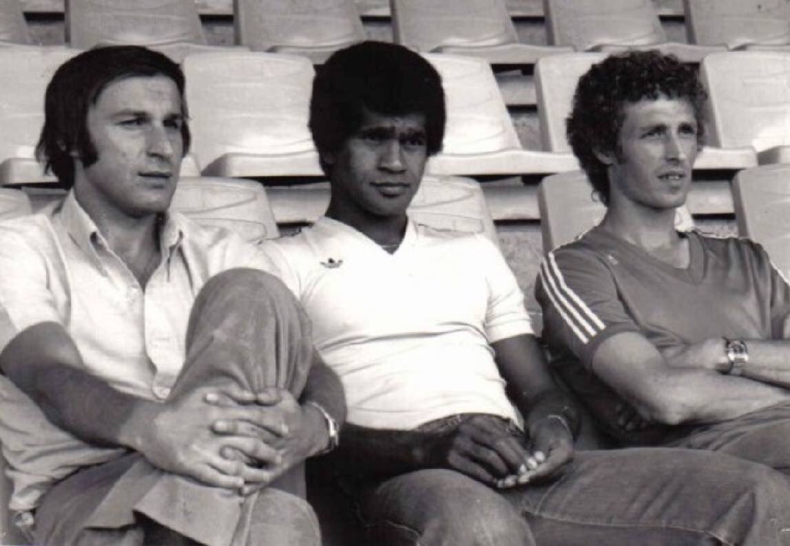 Dragan Dzajic, Jacques Zimako avec André Guesdon à droite (@OldFootball11)