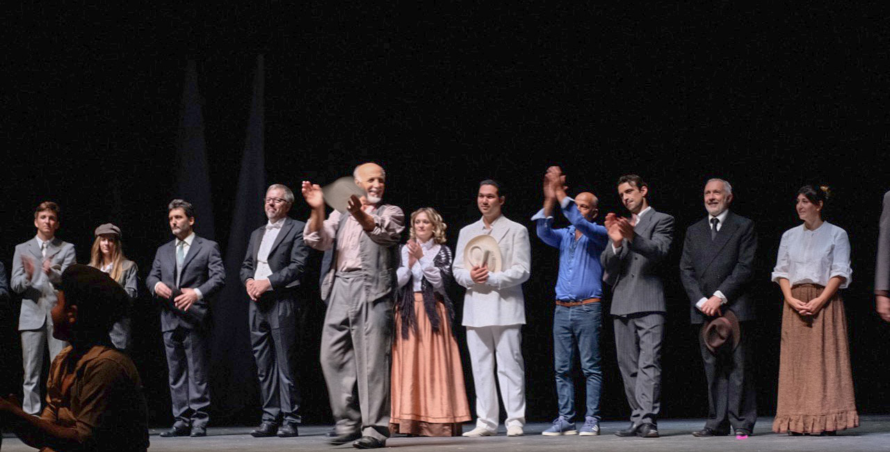 Jean-Pierre Lanfranchi, Gray Orsatelli et toute la troupe, applaudis par le public © LH